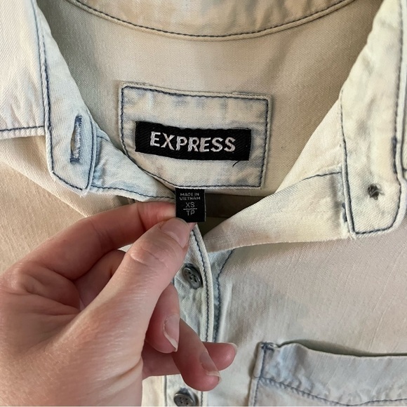 Express Women’s Faded Chambray Button Down - Picture 4 of 6